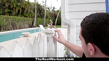 Therealworkout - Une Femme Au Foyer En Chaleur Mia Pearl Baise Le Poolboy!