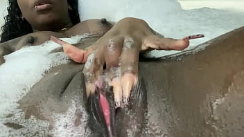 Holly Ingenious Masturbating In The Bath