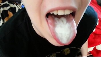 Girlfriend Takes Cumshot In Mouth