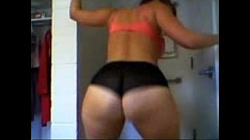 Chick With Big Butt Shaking Her Booty On Cam