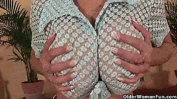 Mature Se Gode Sous Sa Culotte Porn Movies