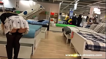 Upskirt Et Clignotant Pas De Culotte Dans Un Magasin Célèbre 3