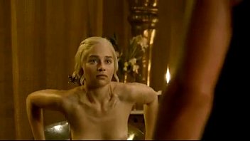 Emilia Clarke Desnuda