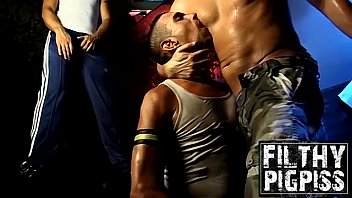 Film Porno Gay Homme Qui Pisse Sur Les Aires D\’autoroute