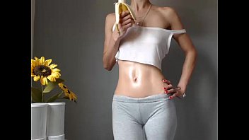 Skinny Webcam Girl Gets Epic Tip After Checking Her Body