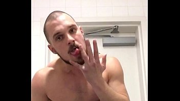 Gay Porno Video Inonde Son Torse De Sperm