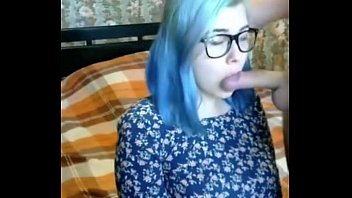 Nerdy Big Titties Blue Girl Copine Donnant La Tête