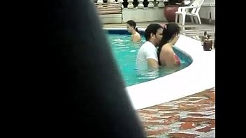 Casada na piscina