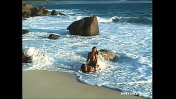 Amateur Couple Has Deep Oral At The Beach As Waves Break