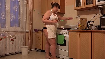 La Grosse Fille Se Prépare En Petite Culotte Puis Les Enlève.