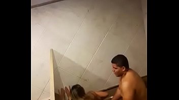 Fazendo anal com irmã gostosa escondido no banheiro