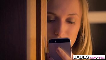 Babes - Aislin, Vicky Love - Trouvé Sur Son Téléphone