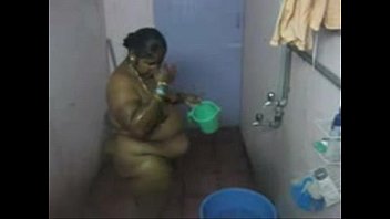 Superb Chubby Indian Aunty Records Herself Bathing