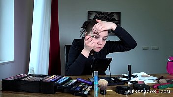 Après La Folle Nuit, La Chaude Wendy Moon A Besoin De Corriger Son Maquillage