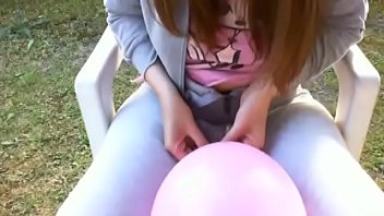 Des Ballons Fétiches Gonflés Dans Le Jardin Et Je Vous Excite Comme Un Cochon