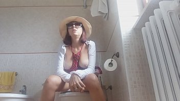 Assis Sur Les Toilettes, Je Maudis Et Je Fais Tout