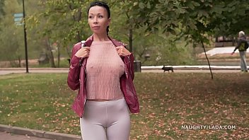 Jambes Fines Et Blanches Et Blouse Fine… Avez-Vous Jeté Un Œil À Ma Cameltoe;?