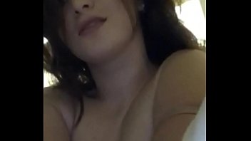 Un Modèle De Webcam Ukrainien Montre De Gros Seins