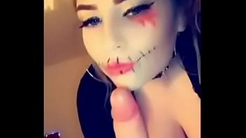 Amelia Skye Baise Et Le Visage Est Assis Pour Halloween Qui Ne Manquera De Rien En Novembre À Ce Sujet!