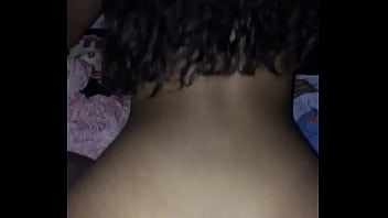 Novinha de saia sentando na rola em free poirno
