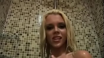 Katya Sambuca Dans La Salle De Bain