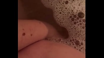 Katie Se Doigte Dans La Baignoire