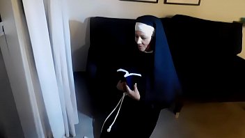 Une Vieille Nun Qui Punit Une Jeune Fille Porno