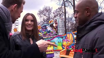 Evelina Darling Ramassée Dans Un Parc D'aTtractions Et Enculée 3On1 Sz1283