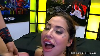 Gros Seins Heidi Van Excitée Avec Gros Cul Montre Gangbang