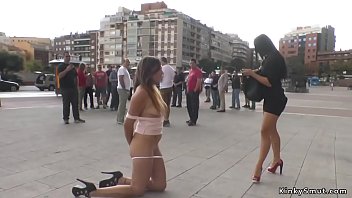 Brunette Bombasse Léchant Maîtresse En Public