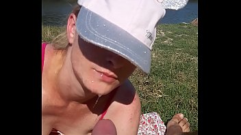 Sa Femme Suce Sa Bite Sur La Plage Pour Bronzer Sa Peau. La Femme Avait Peur Parce Qu'eLle Était En Public Et Elle Avait Peur De Ne Pas Être Vue Par D'aUtres.