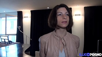 Sandrine Se Fait Démonter Au Bord Du Canapé Porno Amateurs