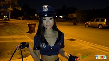 Yngr - La Teen Asiatique Vina Sky Baisée À L'hAlloween