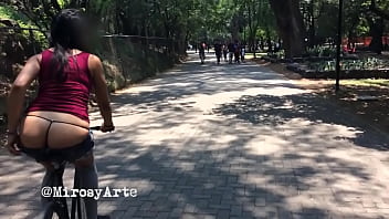 Slut Chilanga À Vélo Montre Son Cul. Les Étudiants Universitaires Le Voient. Forêt De Chapultepec 1. Expositionnisme