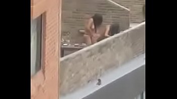 Mulheres trasando na praia