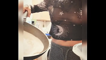 Thotiana94 Fait Des Crêpes Et Joue Avec Des Seins