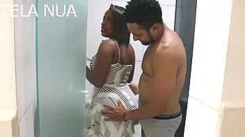 Macho com rola grande e gostosa fudendo branquinha