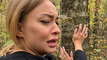 Fou Maniaque Regardait La Fille! Puis Il La Baisée Dans Les Bois Loren Fraise