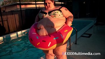 Ssbbw Ivy Davenport Coincé Dans Une Piscine Gonflable