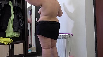 Belle Bbw Dans La Vie De Tous Les Jours. Gros Cul Et Grosses Jambes Sous Une Jupe Courte. Fétiche Fait Maison.