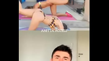 Anitta dançando de biquíni