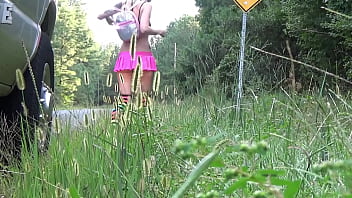 Version Gratuite Hitchhiking Rave Slut Partie 1 - Nikki Dicks Se Retrouve Perdue Sur Le Chemin De Rave. Par Chance, Un Gentil Inconnu Prête Ses Mains Pour Aider.