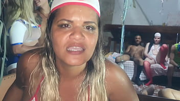 Amigas safadas em orgia cavalgando na rola de um homem de sorte