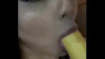 Bbw Latina Fait Une Pipe Sensuelle À La Banane