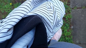 Dans Un Parc Public, Votre Demi-Soeur Ne Peut Pas Se Retenir Et Se Fait Chier Complètement, Mouillant Ses Leggings