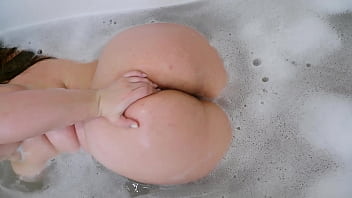 Big Booty Milf Prend Un Bain Et Se Masturbe La Chatte