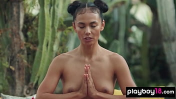 La Milf Aux Gros Seins Daniella Smith Et Une Jeune Fille Introduisant Des Pratiques De Yoga Érotiques