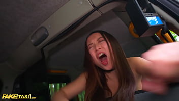 Fake Taxi Asian Yiming Curiosity Suce Une Bite Après Avoir Fait Un Gâchis Dans La Cabine