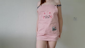 Cutie En Robe D'éTé Rose Doigte Sa Chatte Et Obtient De Forts Orgasmes