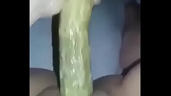 Mulher transando com pepino